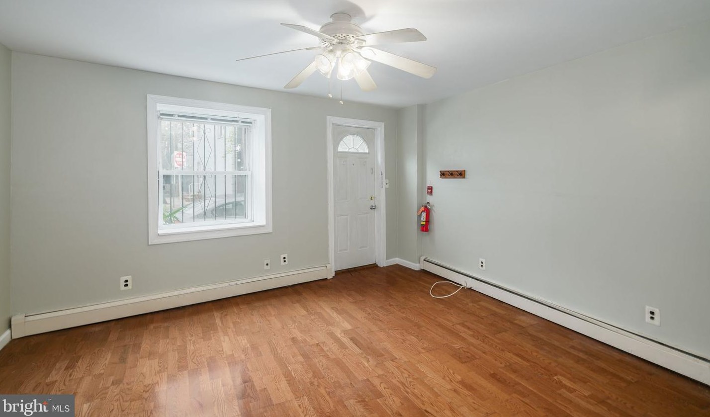 924 S 10th St, Philadelphia, PA 19147