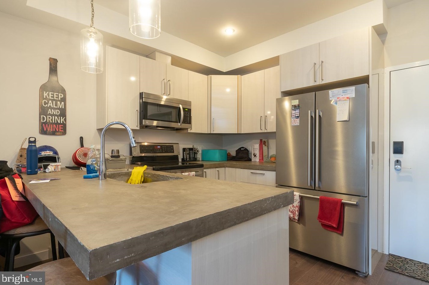 938 New Market St, Philadelphia, PA 19123-2306
