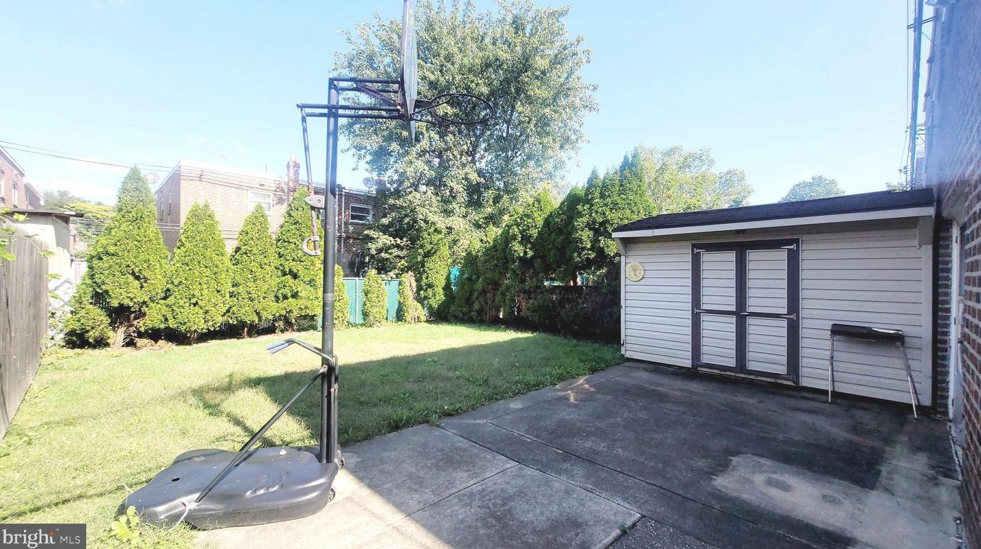2141 Hoffnagle St, Philadelphia PA  19152-2408 exterior