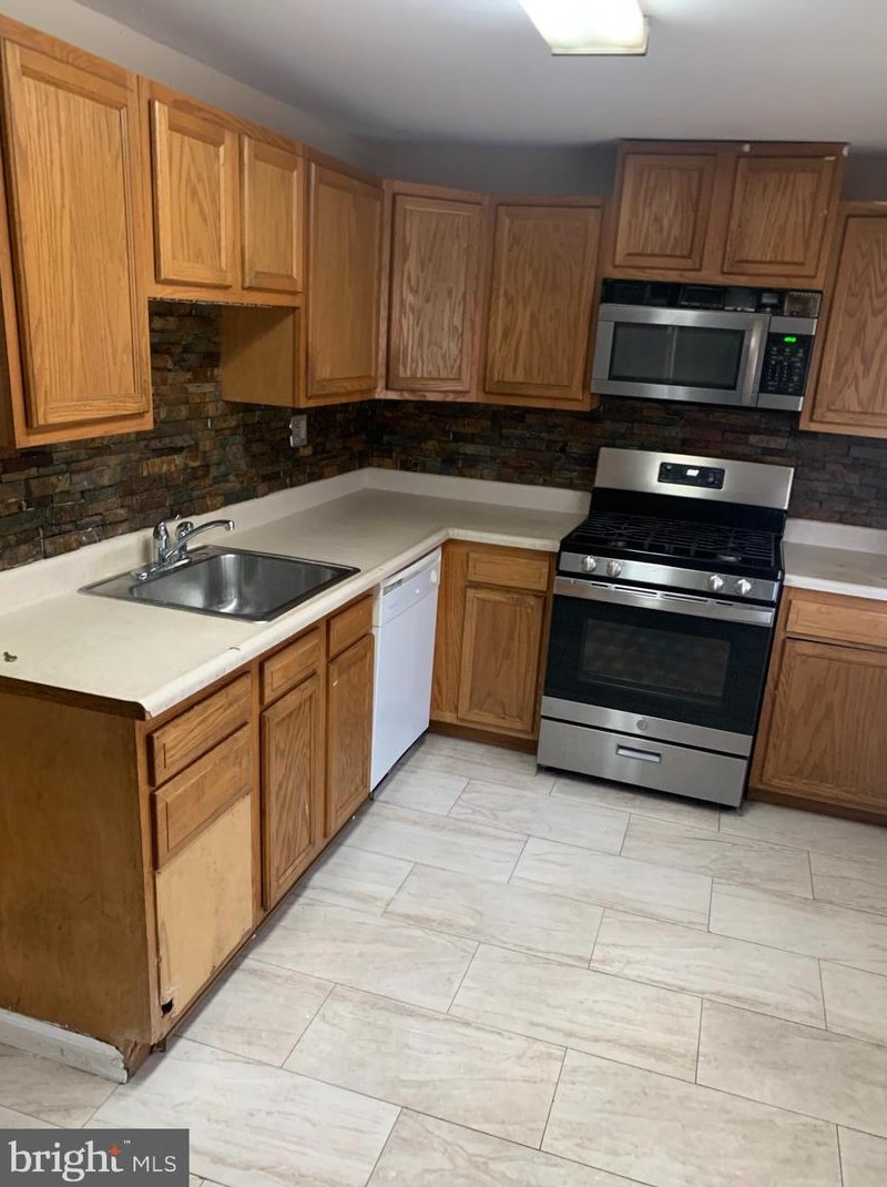 6900 Chelwynde Ave, Philadelphia PA  19142-2117 exterior