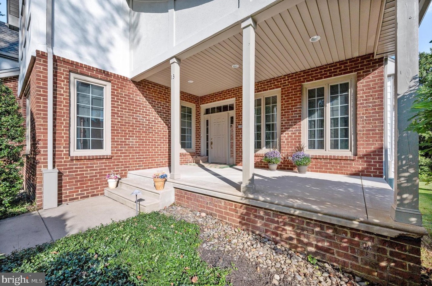 13 Kings Oak Ln, Philadelphia, PA 19115-4008