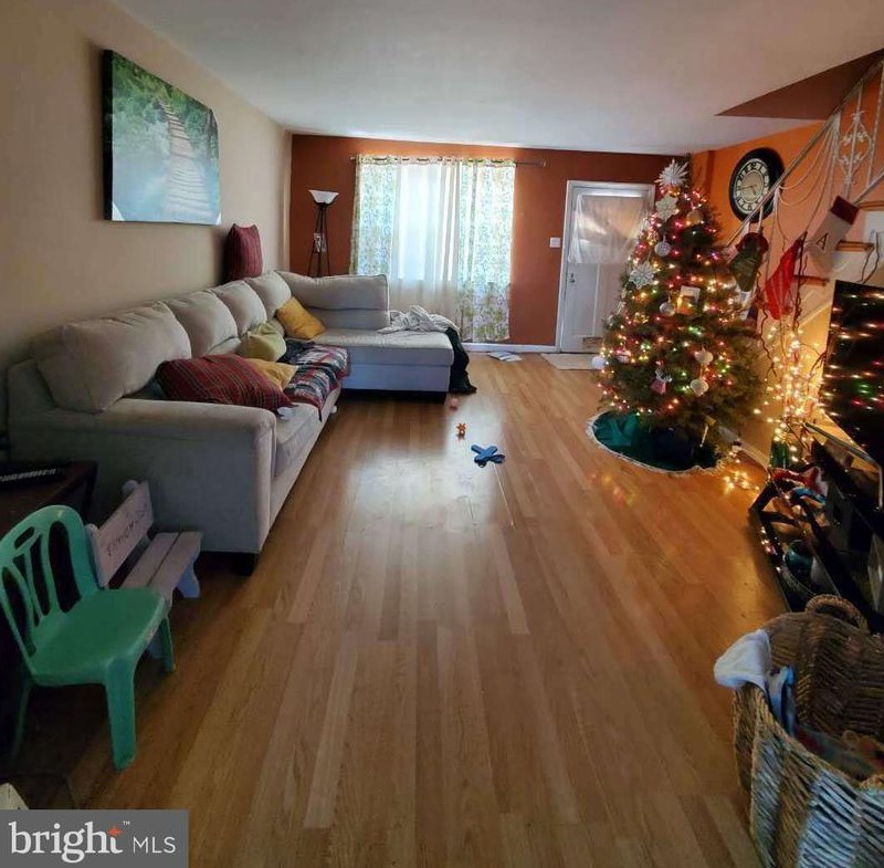 6705 Akron St, Philadelphia, PA 19149-2329