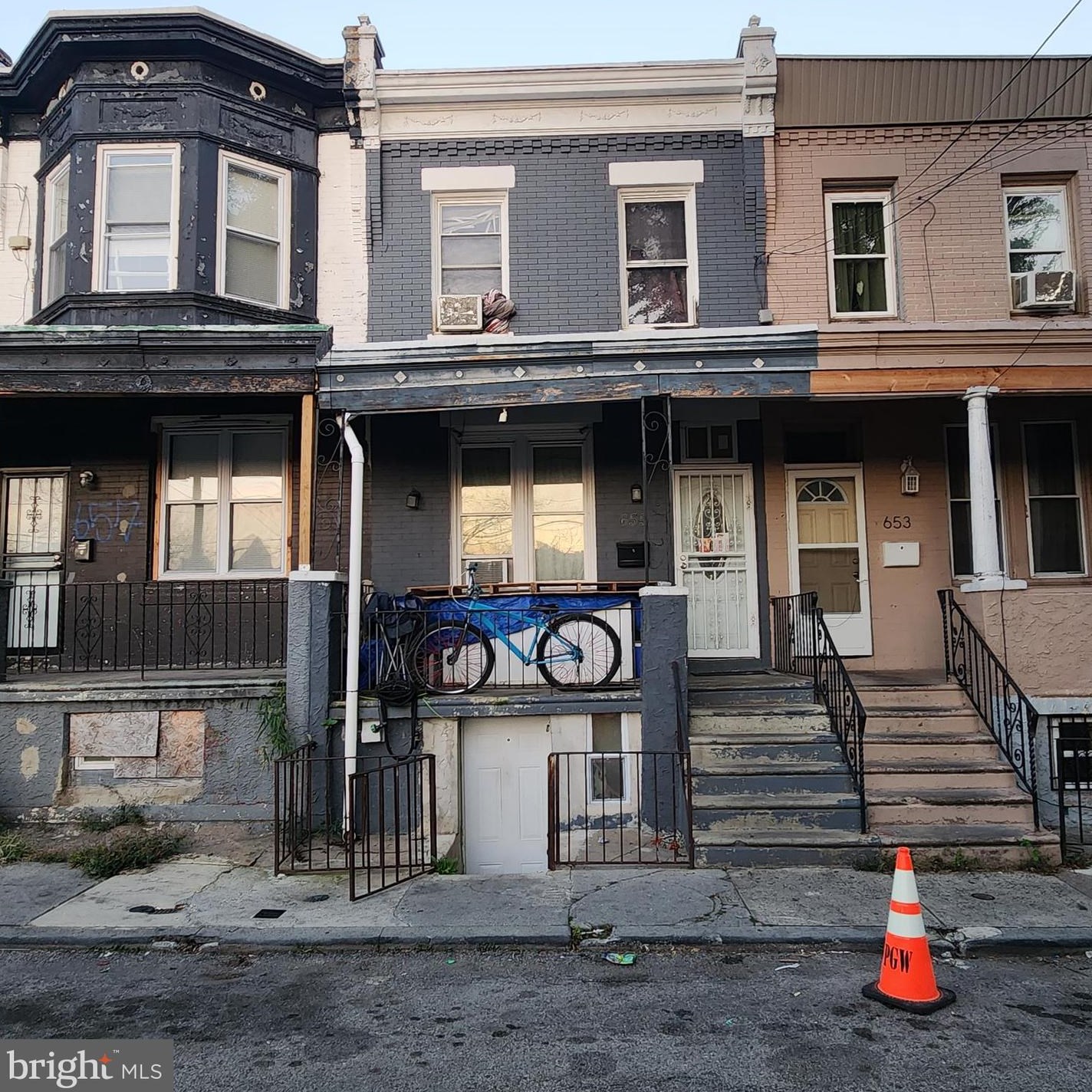 655 Creighton St, Philadelphia, PA 19131-5108