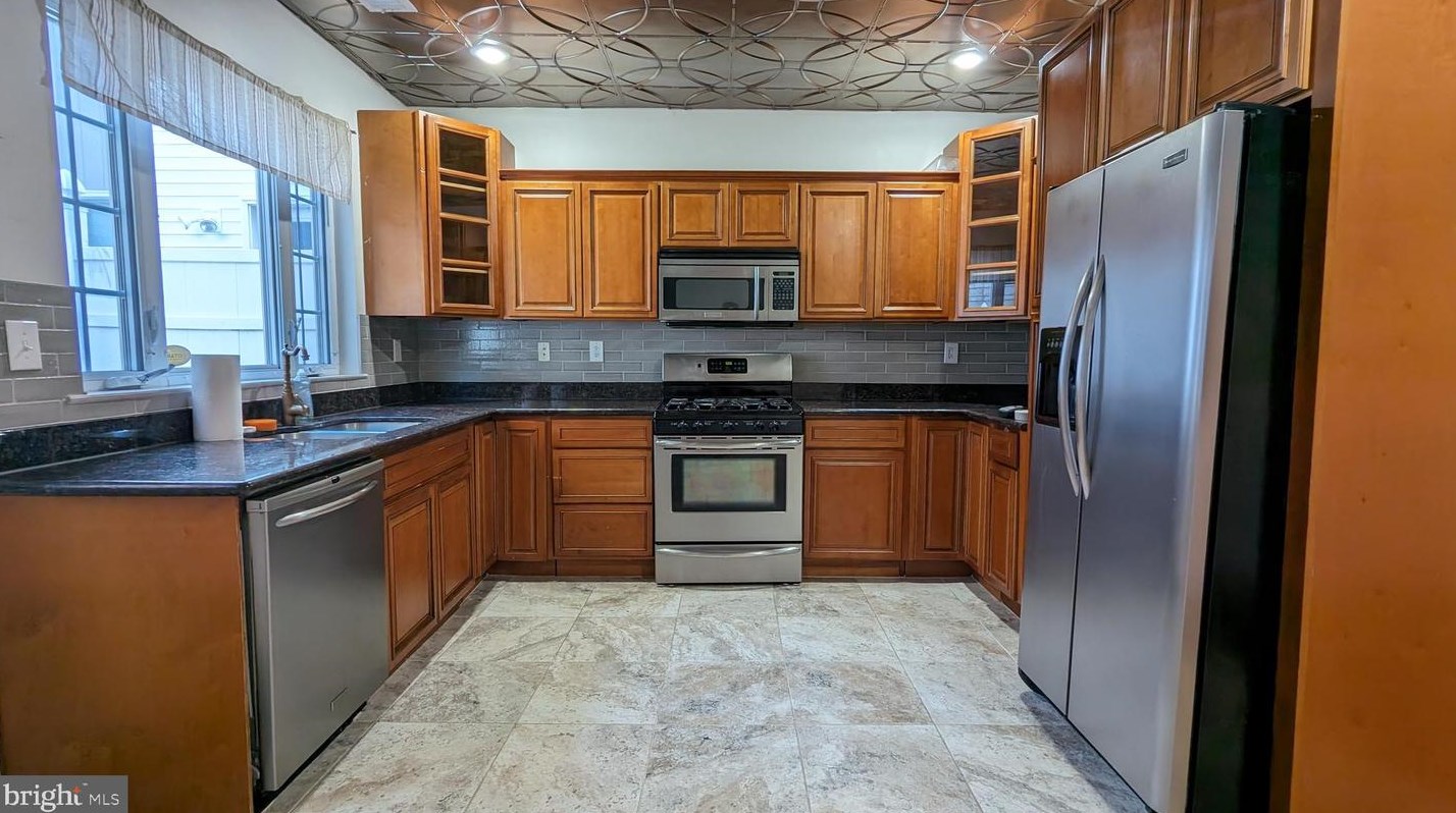 156 Richmond St, Philadelphia, PA 19125