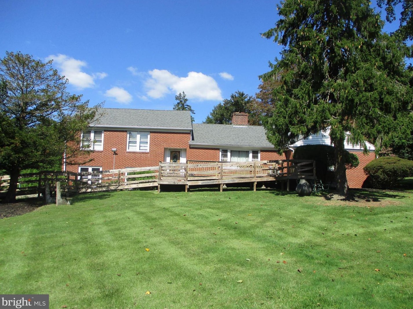 8998 Pine Rd, Philadelphia, PA 19115-4421