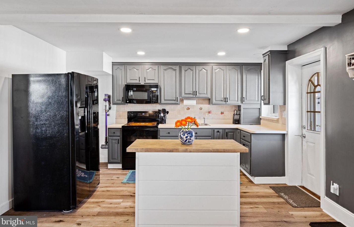 438 Flamingo St, Philadelphia PA  19128-4121 exterior