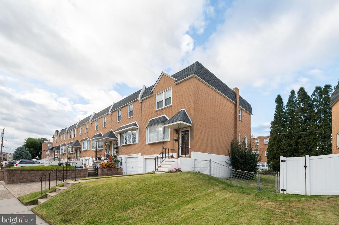 9929 Canterbury Rd, Philadelphia, PA 19114-1514