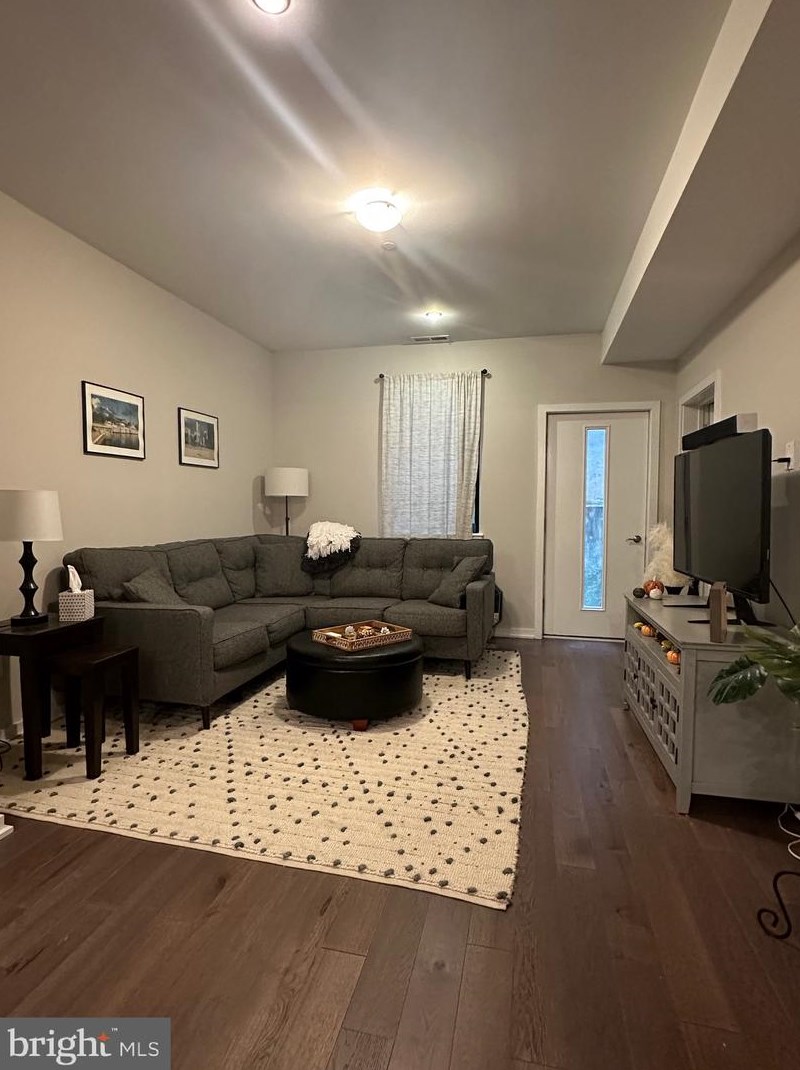 938 New Market St #101, Philadelphia, PA 19123