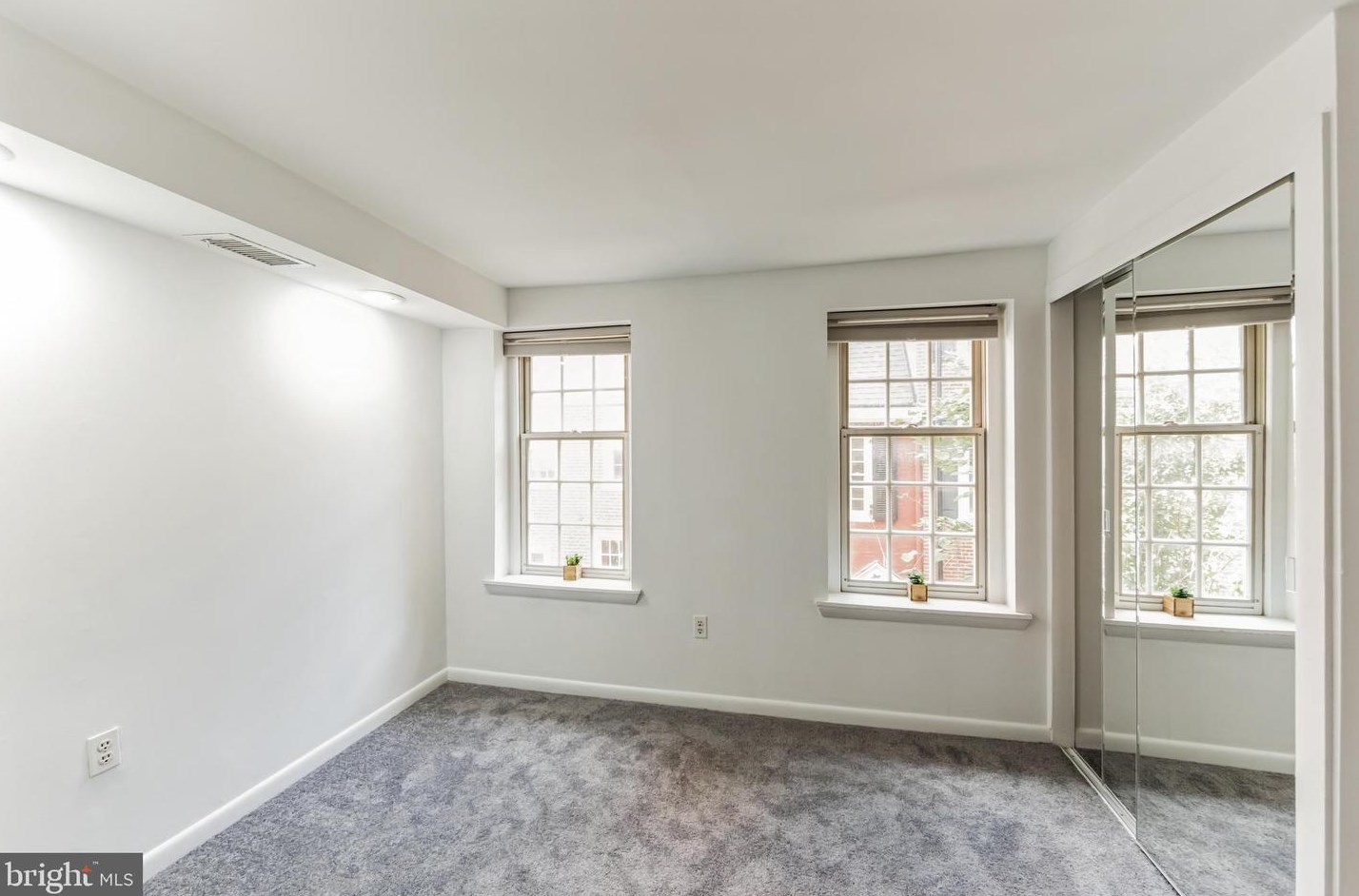 246 Warnock St, Philadelphia PA  19107-6750 exterior