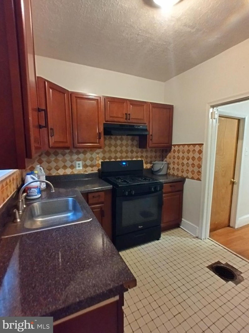 2727 W Silver St, Philadelphia, PA 19132