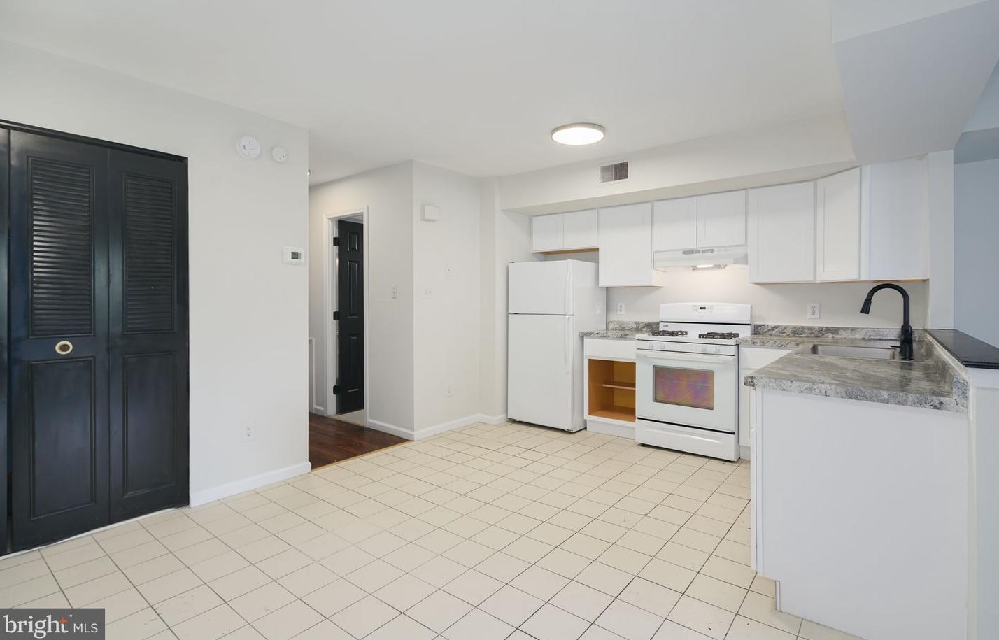 944 New Market St, Philadelphia, PA 19123-2306