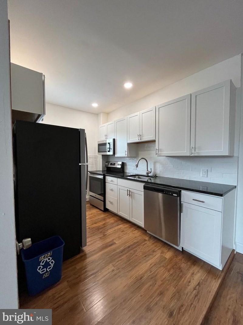 1423 Moore St Apt 2r, Philadelphia, PA