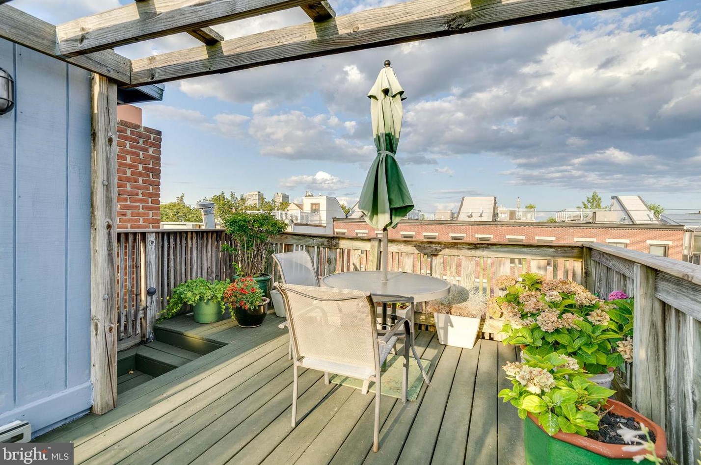 708 7th St, Philadelphia PA 19123-0027 exterior