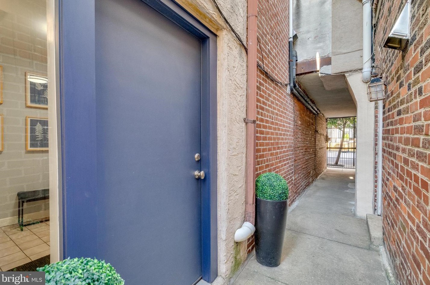 708 7th St, Philadelphia PA 19123-0027 exterior