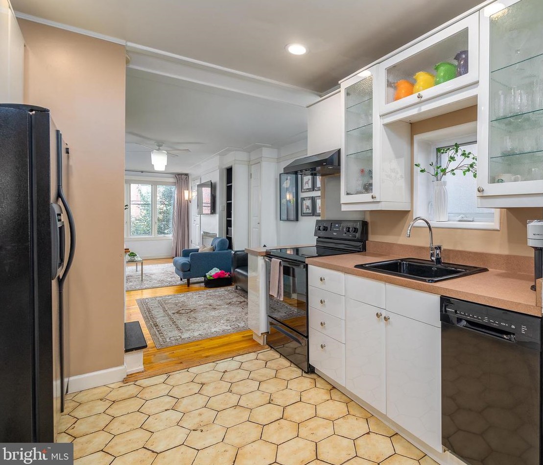 708 7th St, Philadelphia PA 19123-0027 exterior