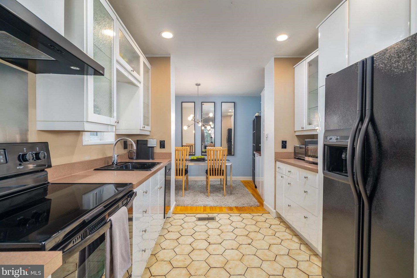 708 7th St, Philadelphia PA 19123-0027 exterior