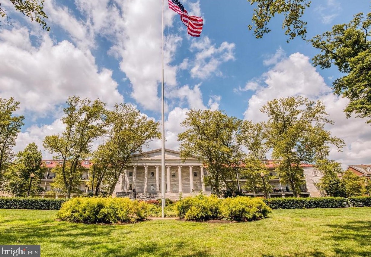 600 Commodore Ct, Philadelphia PA  19146-5253 exterior