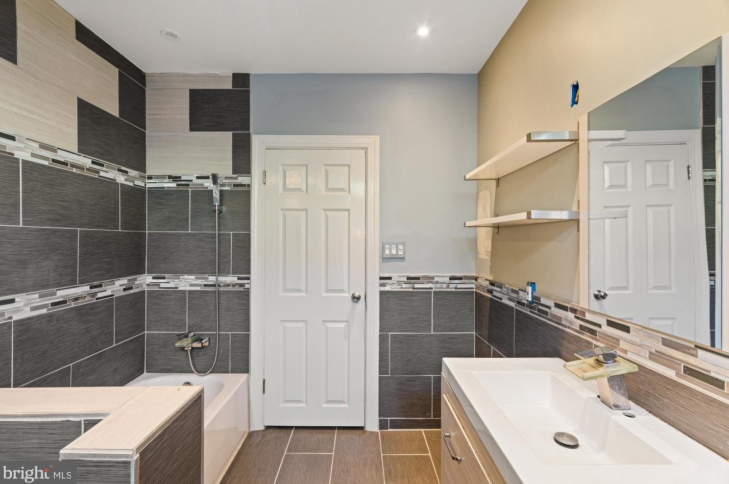 816 69th Ave, Philadelphia PA 19126-1613 exterior