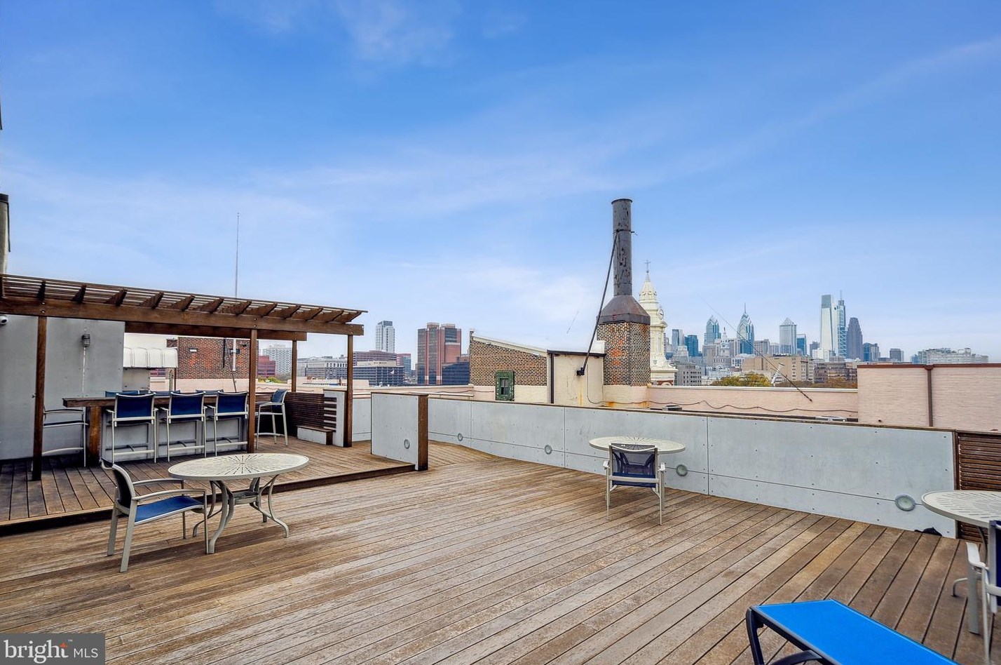 315 New St, Philadelphia PA  19106-1132 exterior