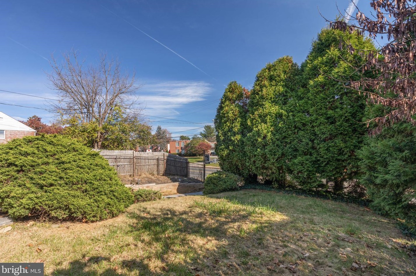 7806 Ridge Ave, Philadelphia PA  19128-3027 exterior