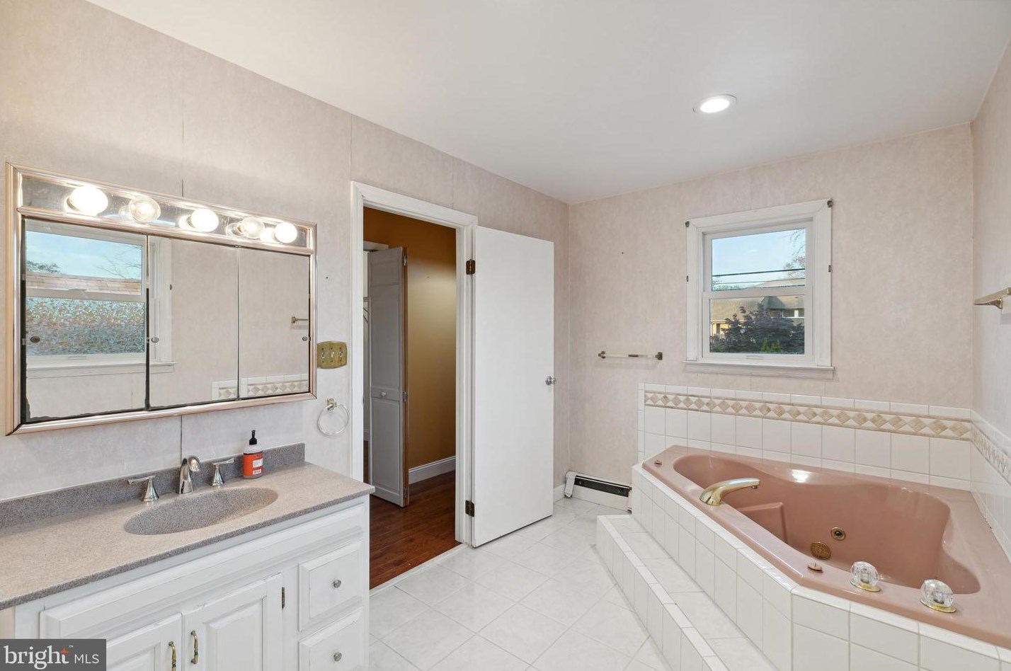 537 Tyson Ave, Philadelphia PA  19111-4318 exterior