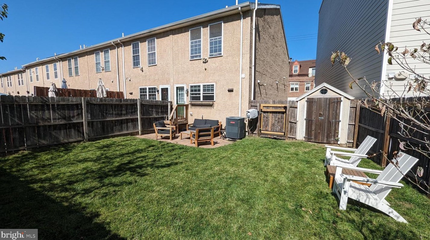 404 Brown St, Philadelphia PA  19123-2106 exterior
