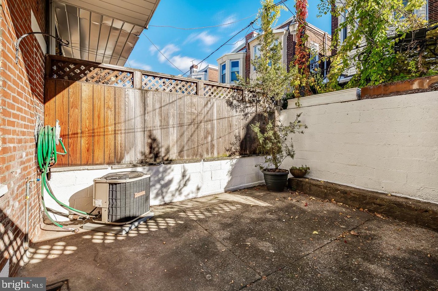 821 Newkirk St, Philadelphia PA 19130-1707 exterior