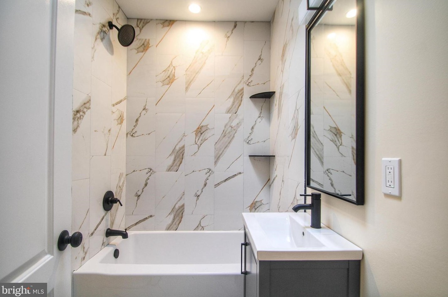 2562 Holbrook St, Philadelphia PA  19142-1708 exterior