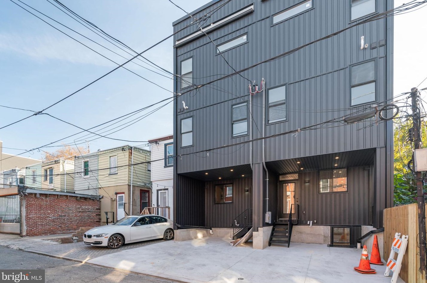 2943 Cambridge St, Philadelphia PA  19130-1115 exterior