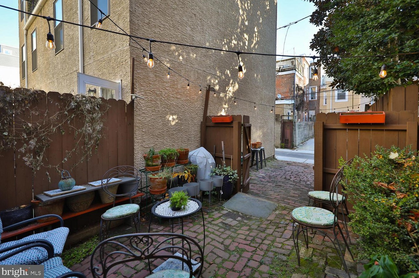 1125 N Orianna St, Philadelphia, PA 19123