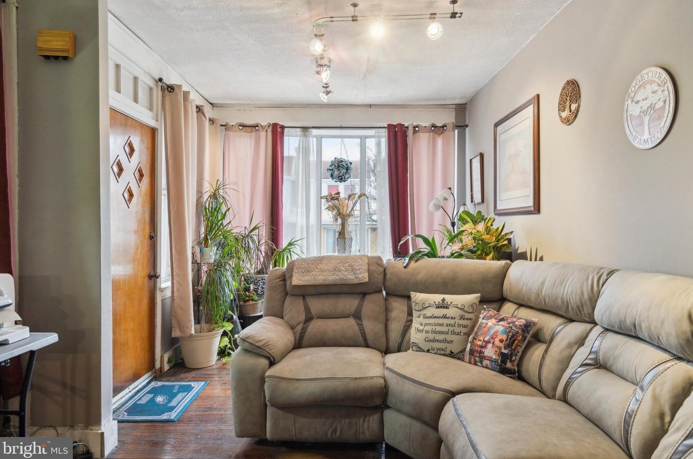 6108 Alma St, Philadelphia, PA 19149-3203
