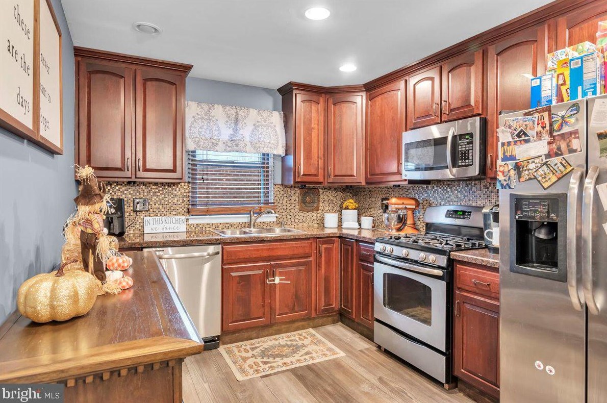 15105 Ina Dr, Philadelphia PA 19116-1450 exterior