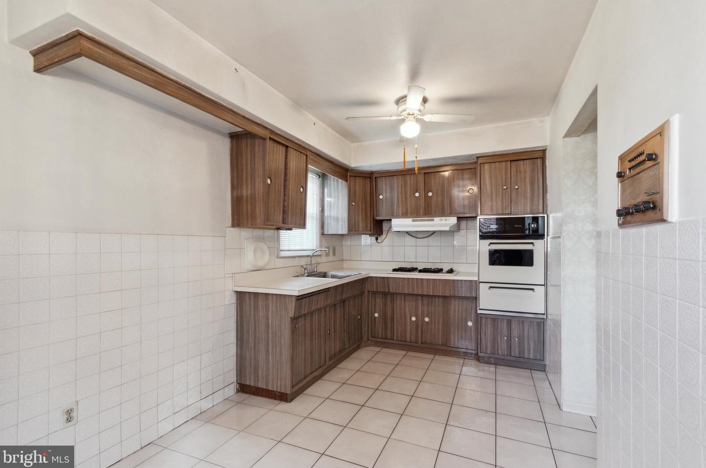 1923 Goodnaw St, Philadelphia, PA 19115-4720