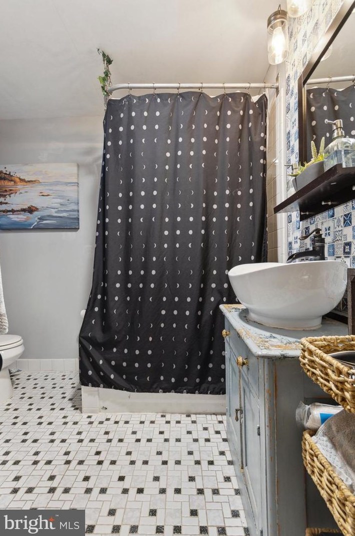 561 Dupont St, Philadelphia PA 19128-2612 exterior