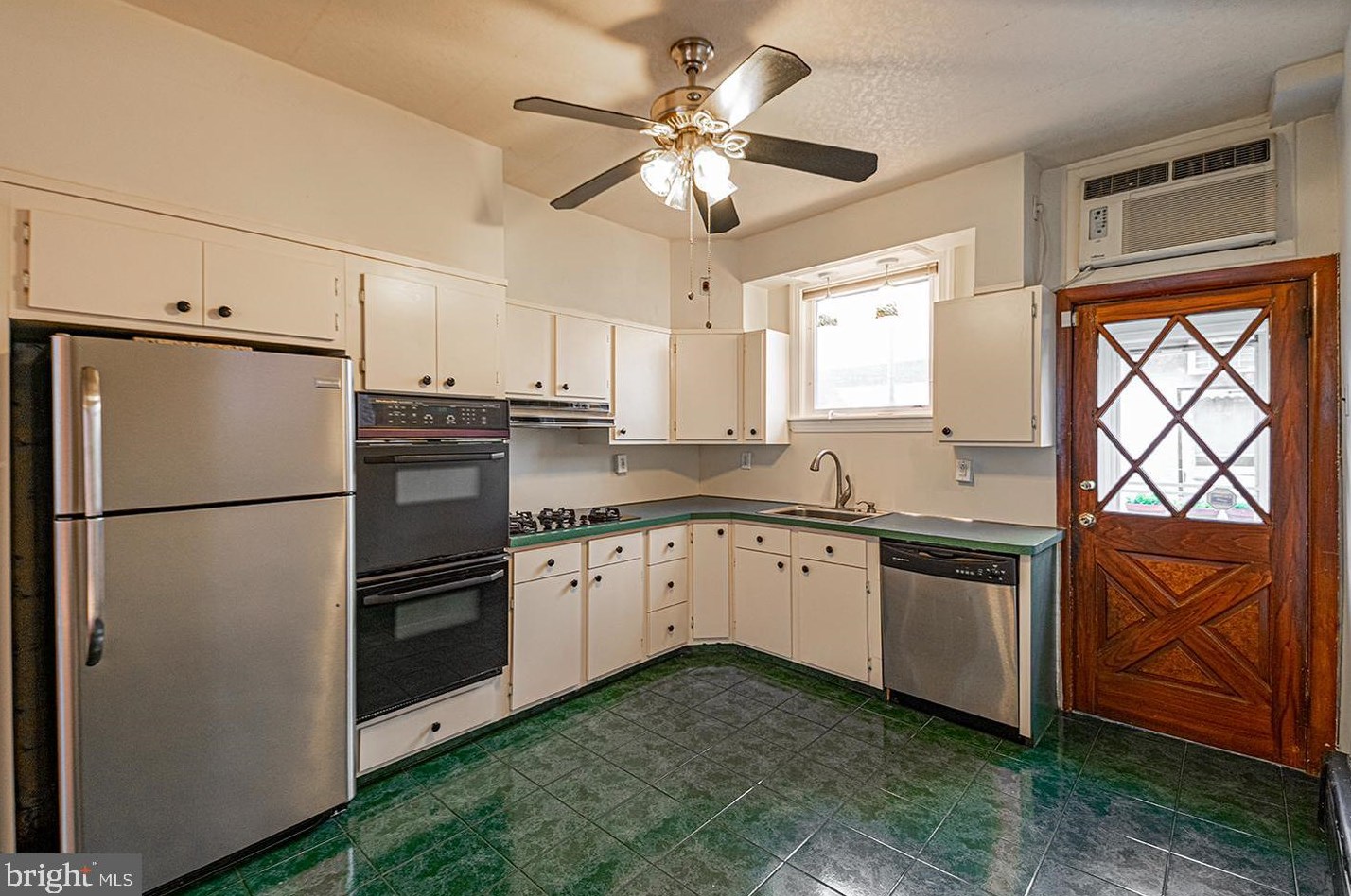 1136 Cross St, Philadelphia PA  19147-6302 exterior