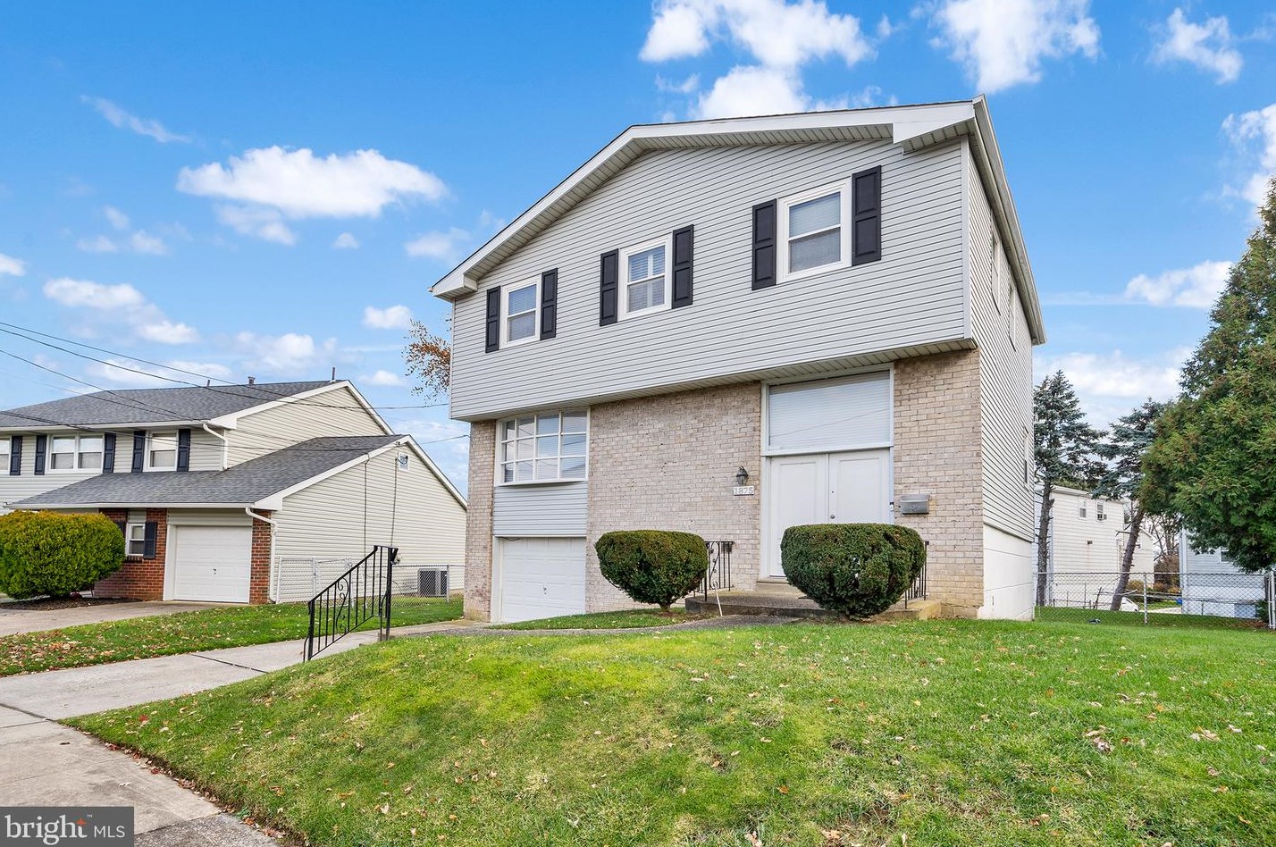 1875 Sanford St, Philadelphia, PA 19116-3845