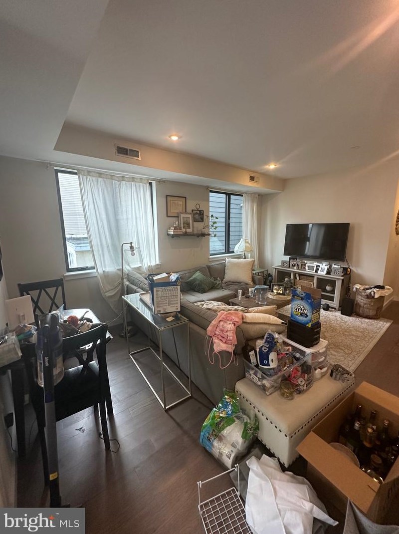938 New Market St #303, Philadelphia, PA 19123
