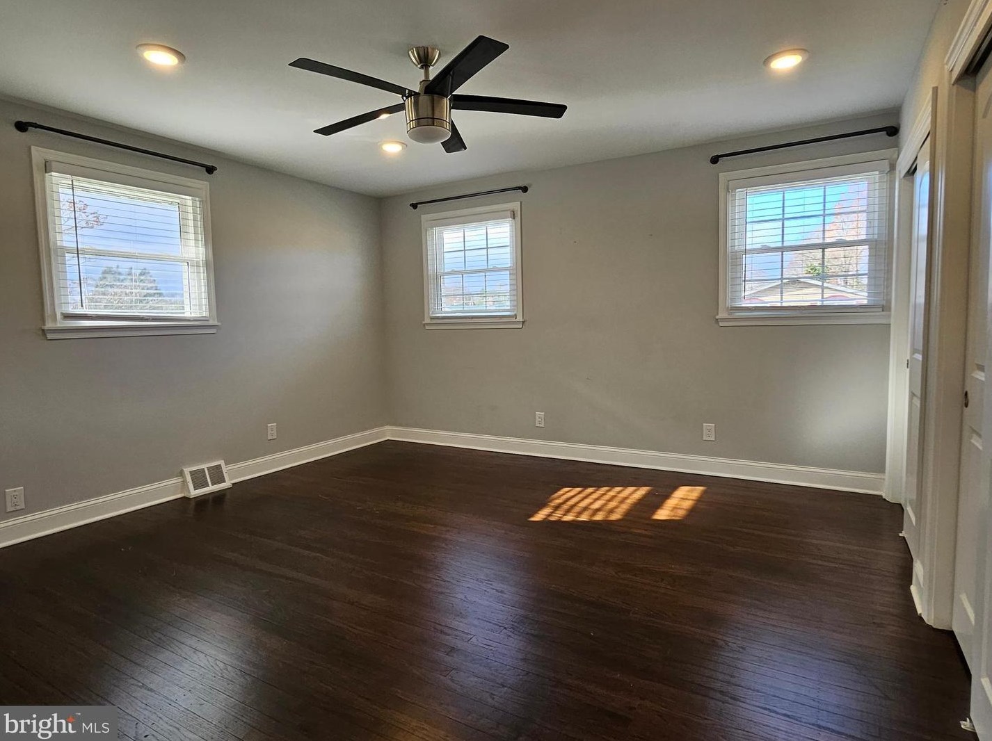 9221 Burbank Rd, Philadelphia PA  19115-3415 exterior