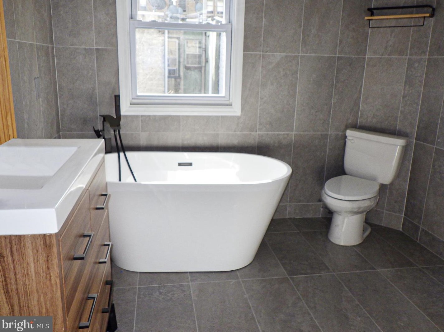 2124 Pierce St, Philadelphia PA 19148-1927 exterior