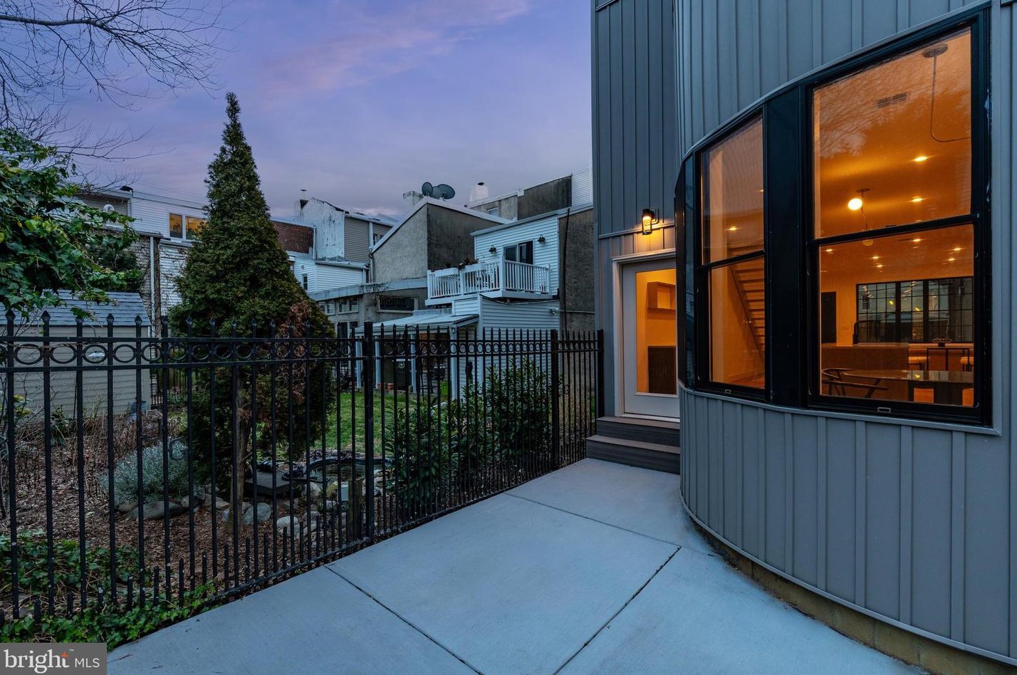 1113 Palmer St, Philadelphia PA 19125-2620 exterior