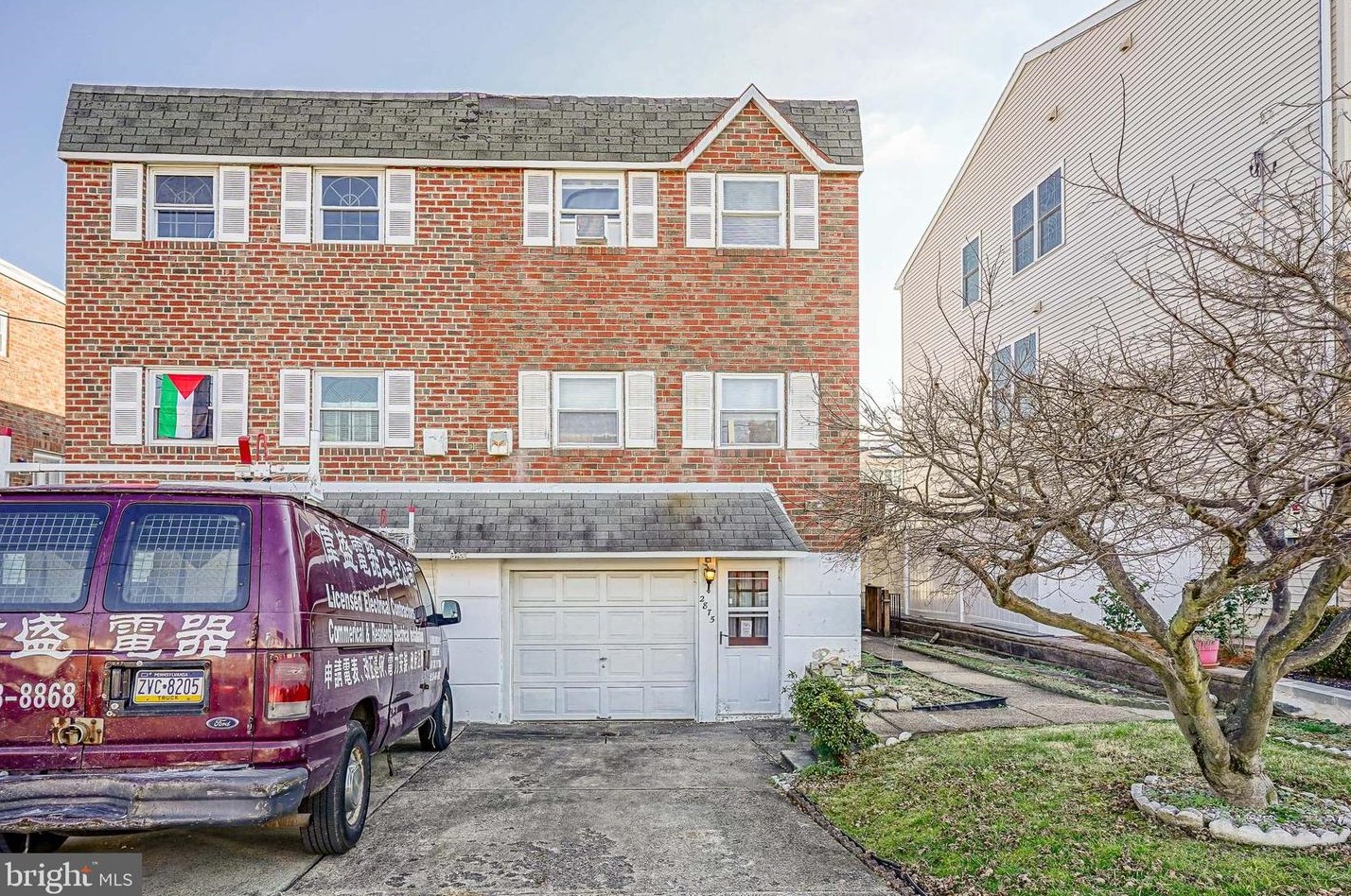 2875 Walnut Hill St, Philadelphia, PA 19152-2135