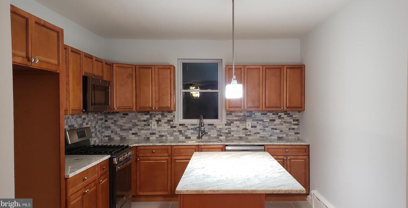 3825 J St, Philadelphia PA  19124-5405 exterior