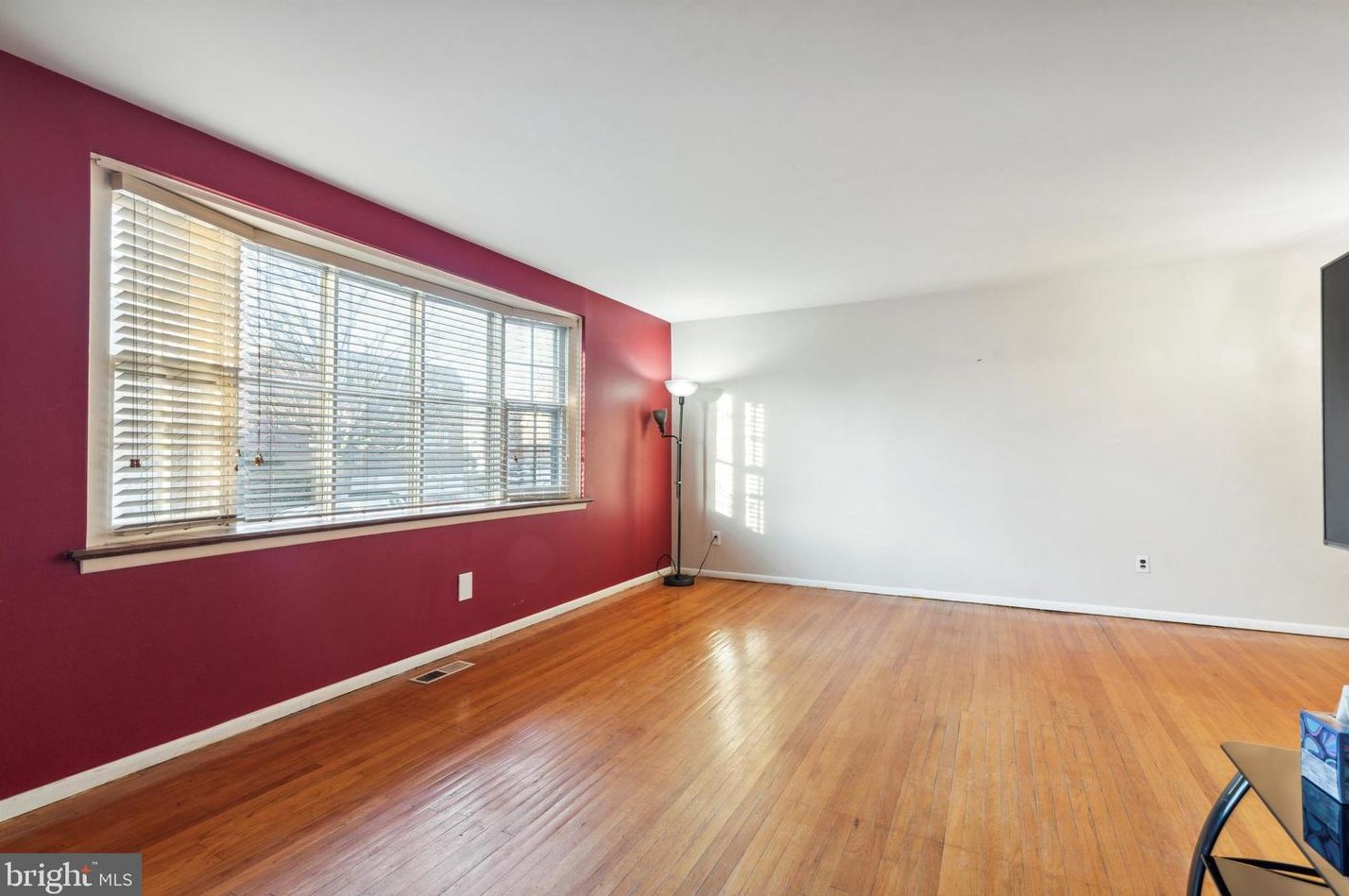 10673 Halstead St, Philadelphia, PA 19116-3518