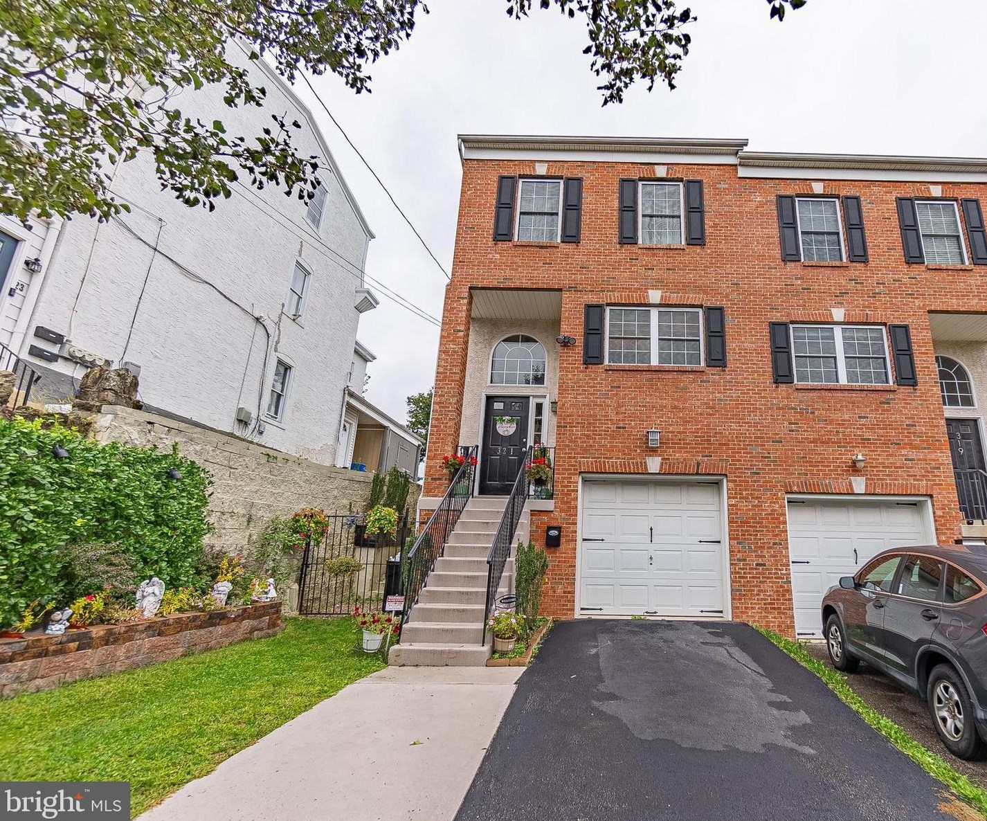 321 Fountain St, Philadelphia, PA 19128
