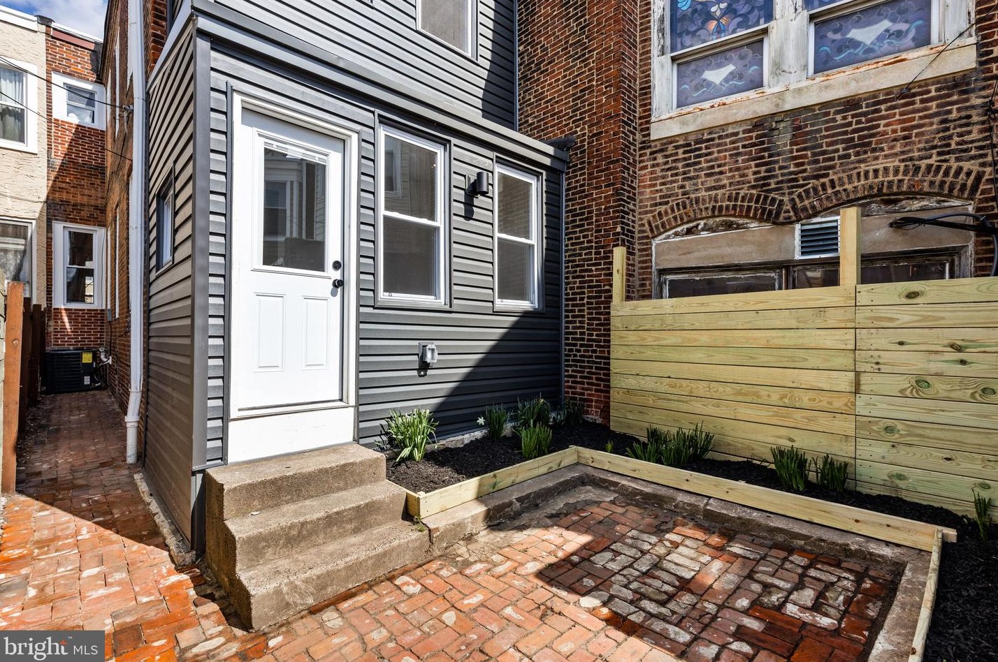 2726 Poplar St, Philadelphia PA  19130-1224 exterior