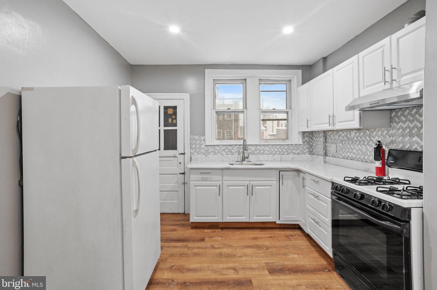 5825 Lawrence St, Philadelphia PA  19120-1859 exterior