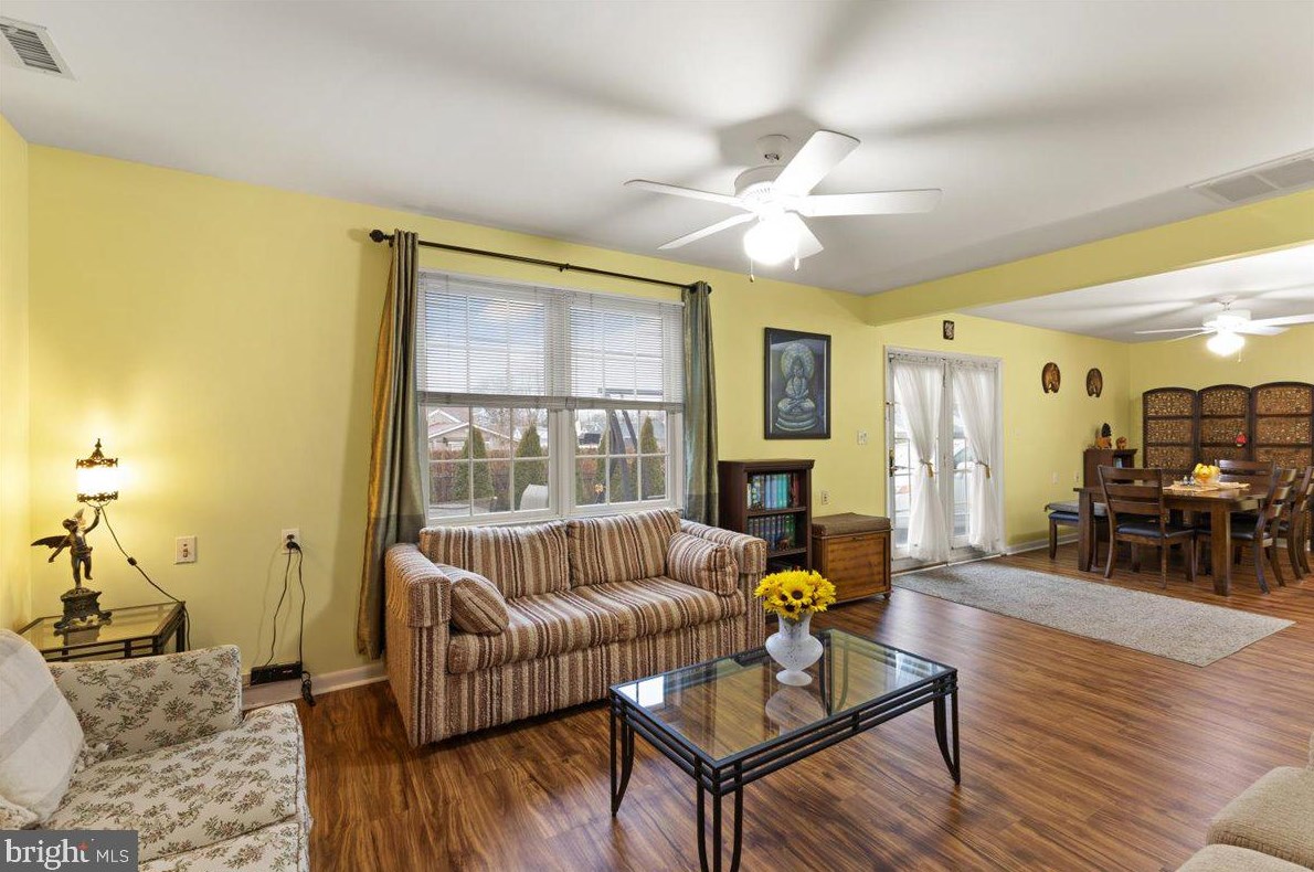 660 Rennard St, Philadelphia PA  19116-2823 exterior