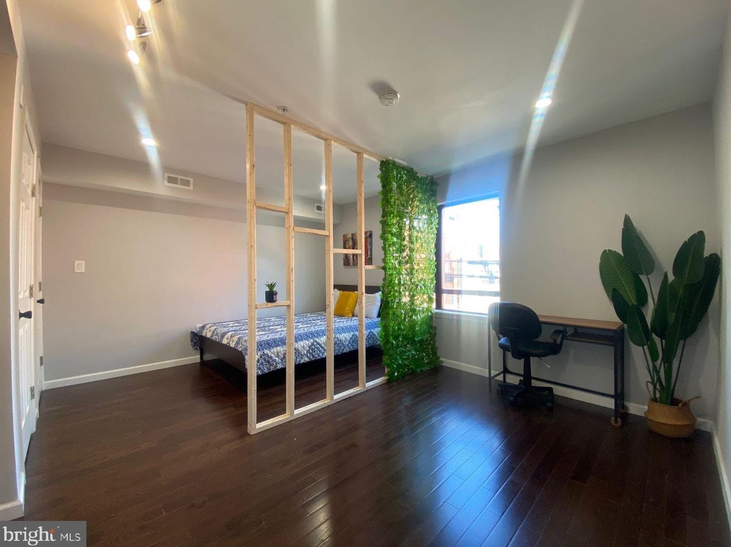 530 Preston St, Philadelphia PA 19104-1563 exterior