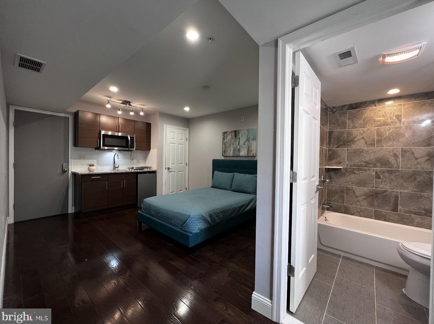 530 Preston St, Philadelphia PA 19104-1563 exterior