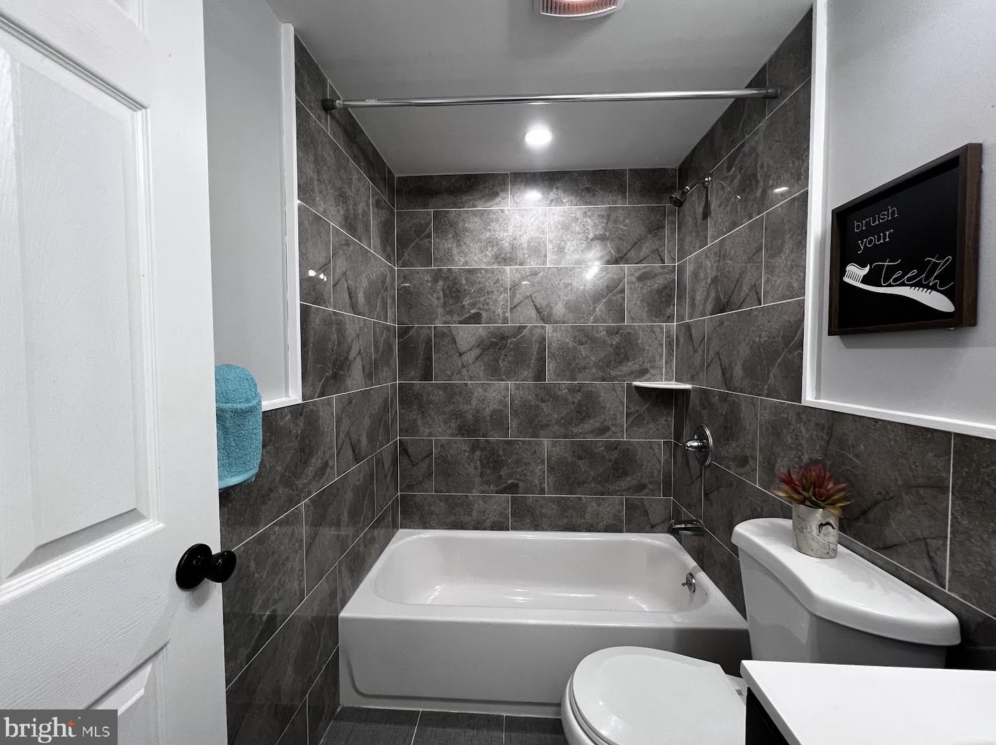 530 Preston St, Philadelphia PA 19104-1563 exterior